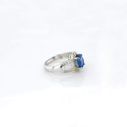 Blue sapphire and diamond ring in 18K white gold