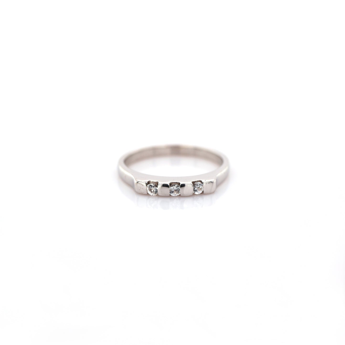 18k White Gold white sapphire ring