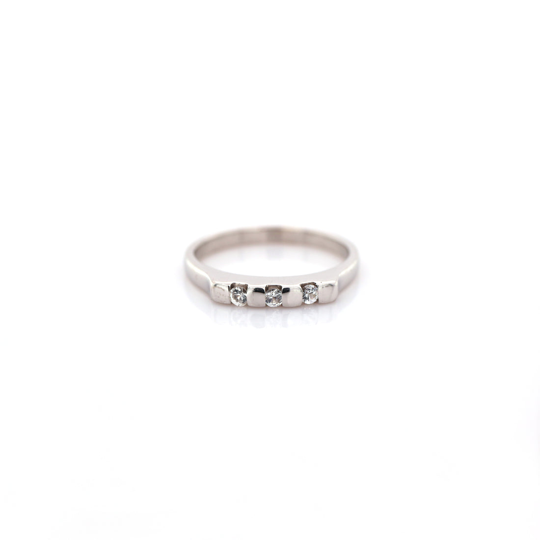 White sapphire ring in 18K white gold