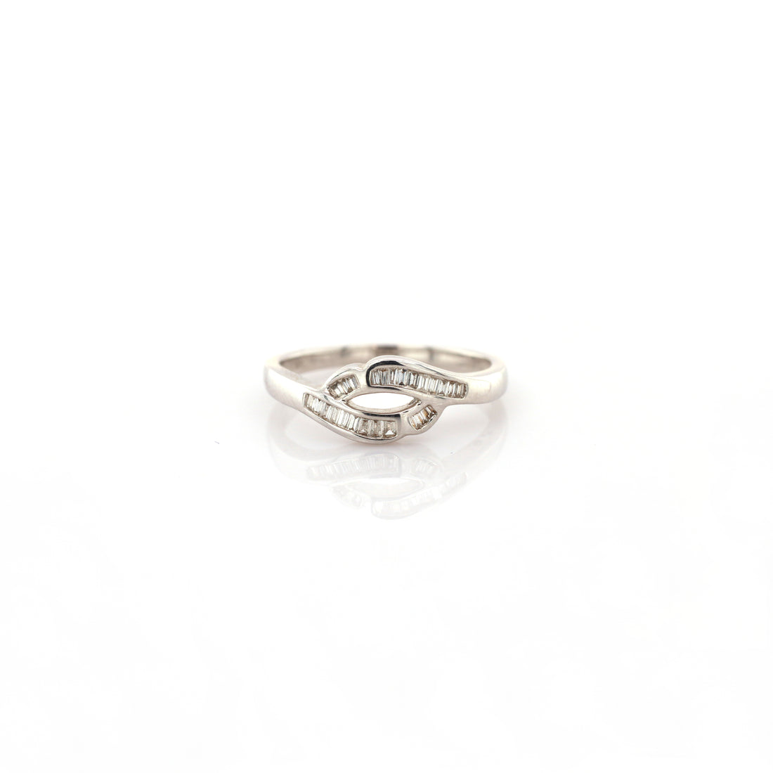 diamond ring in 18K white gold