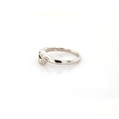 diamond ring in 18K white gold