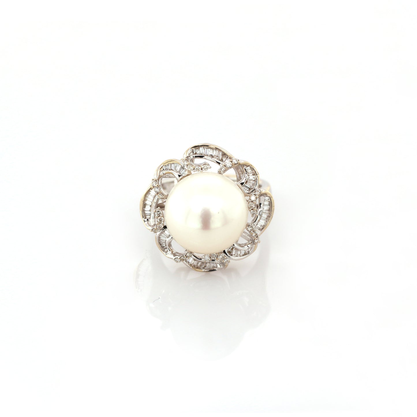 18k White Gold Diamond Ring With Pearl