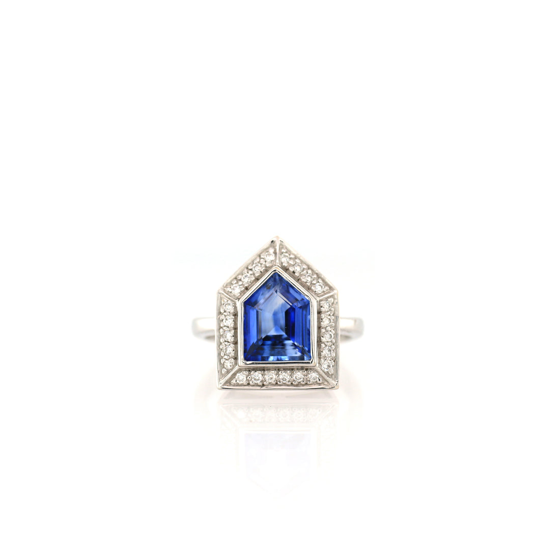Blue sapphire and diamond stud ring in 18K white gold