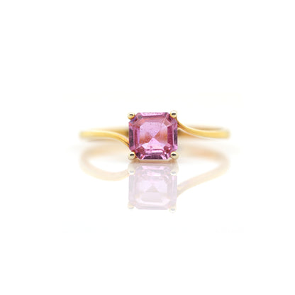Pink sapphire ring in 18K yellow gold