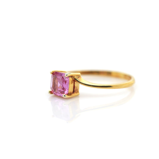Pink sapphire ring in 18K yellow gold