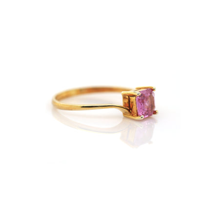 Pink sapphire ring in 18K yellow gold