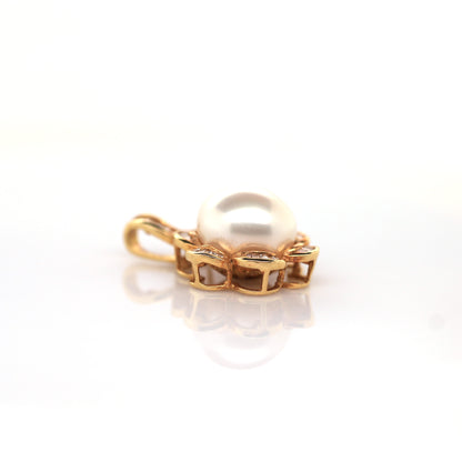 pearl pendant in 18K yellow gold