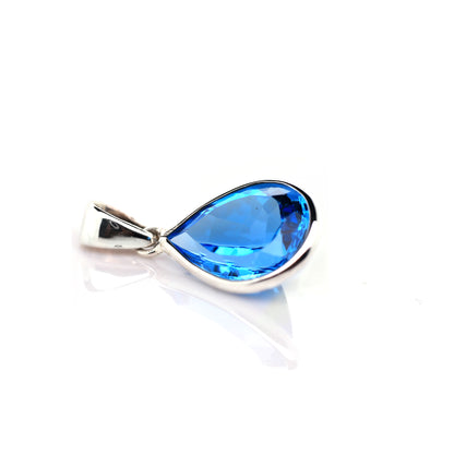 blue topaz pendant in 18K white gold