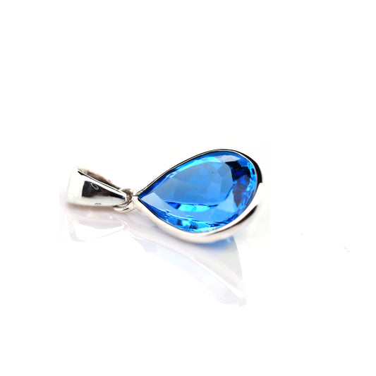 blue topaz pendant in 18K white gold