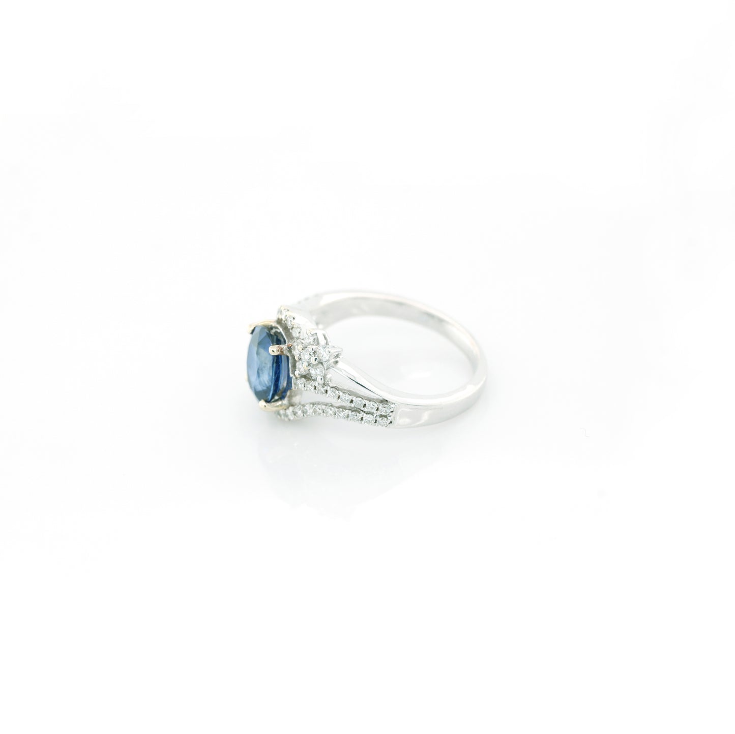 Blue Sapphire & Diamond Ring - 18K White Gold  4.54gm