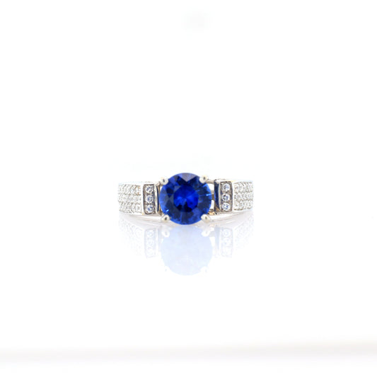 Blue sapphire and diamond ring in 18K white gold