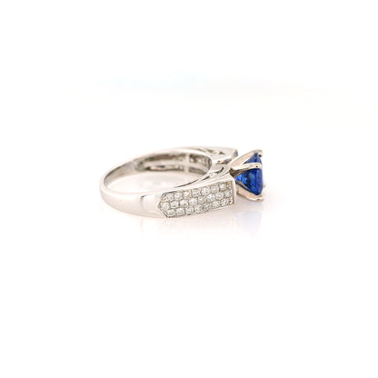 Blue sapphire and diamond ring in 18K white gold