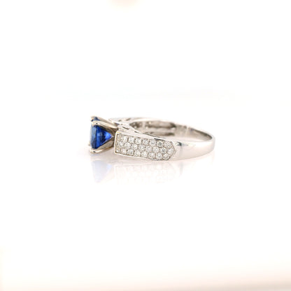 Blue sapphire and diamond ring in 18K white gold