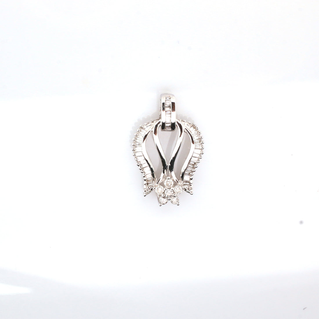 diamond pendant in 18K white gold