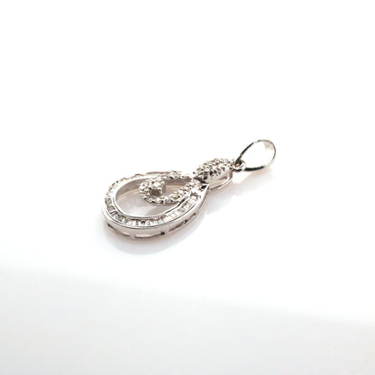 diamond pendant in 18K white gold