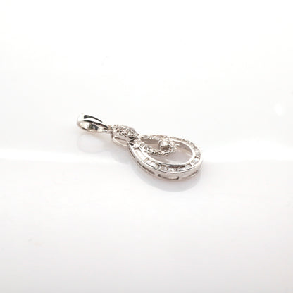 diamond pendant in 18K white gold