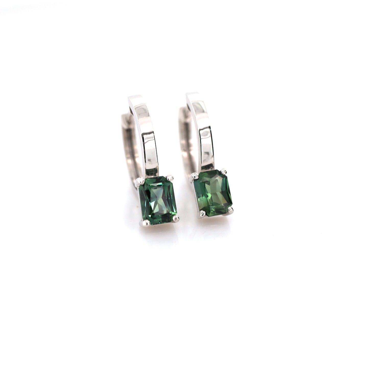 Natural Teal Sapphire Earring 18k White Gold 3.950 gm